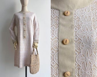 Vintage 70s Mod Floral Chenille Textured Shift Dress M-L, Beige & White Space Age-Style Dress with Long Sleeves