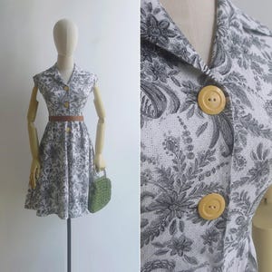 Vintage 1950s Grey Toile Floral Cotton Fit & Flare Dress, XXS-XS, Sleeveless Summer Frock with Peachy Buttons and Full Gathered Skirt