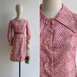 Vintage 1970s Pink Abstract Diamond Check Print Mod Shift Dress XS-S, Pointed Collar with Long Sleeves, Preppy Secretary Style