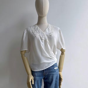 Vintage 80-tals vit omlottblus med skir spetskrage S-M, retro feminin draperad kortärmad topp bild 7