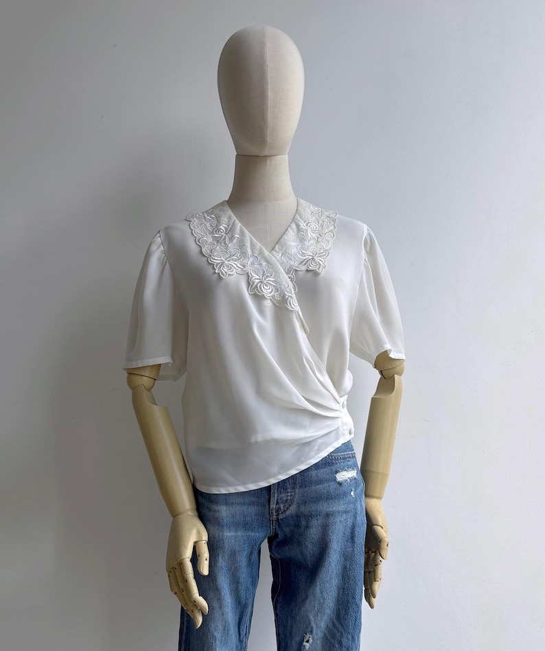 Vintage 80-tals vit omlottblus med skir spetskrage S-M, retro feminin draperad kortärmad topp bild 7