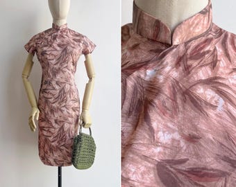 Vintage 60s Peach Blush Painterly Leaf Print Cheongsam Dress XS-S, Retro Qipao Pencil Dress with Mandarin Collar