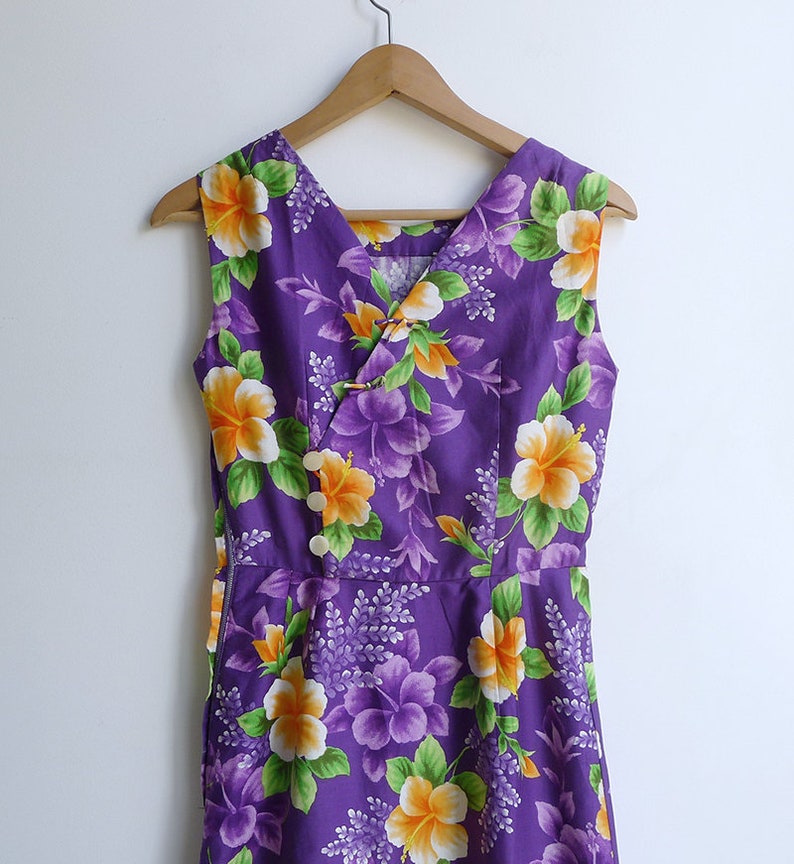 SALE Vintage '50s Hawaiian Floral Low V-Back Cotton Wiggle Dress XS image 5