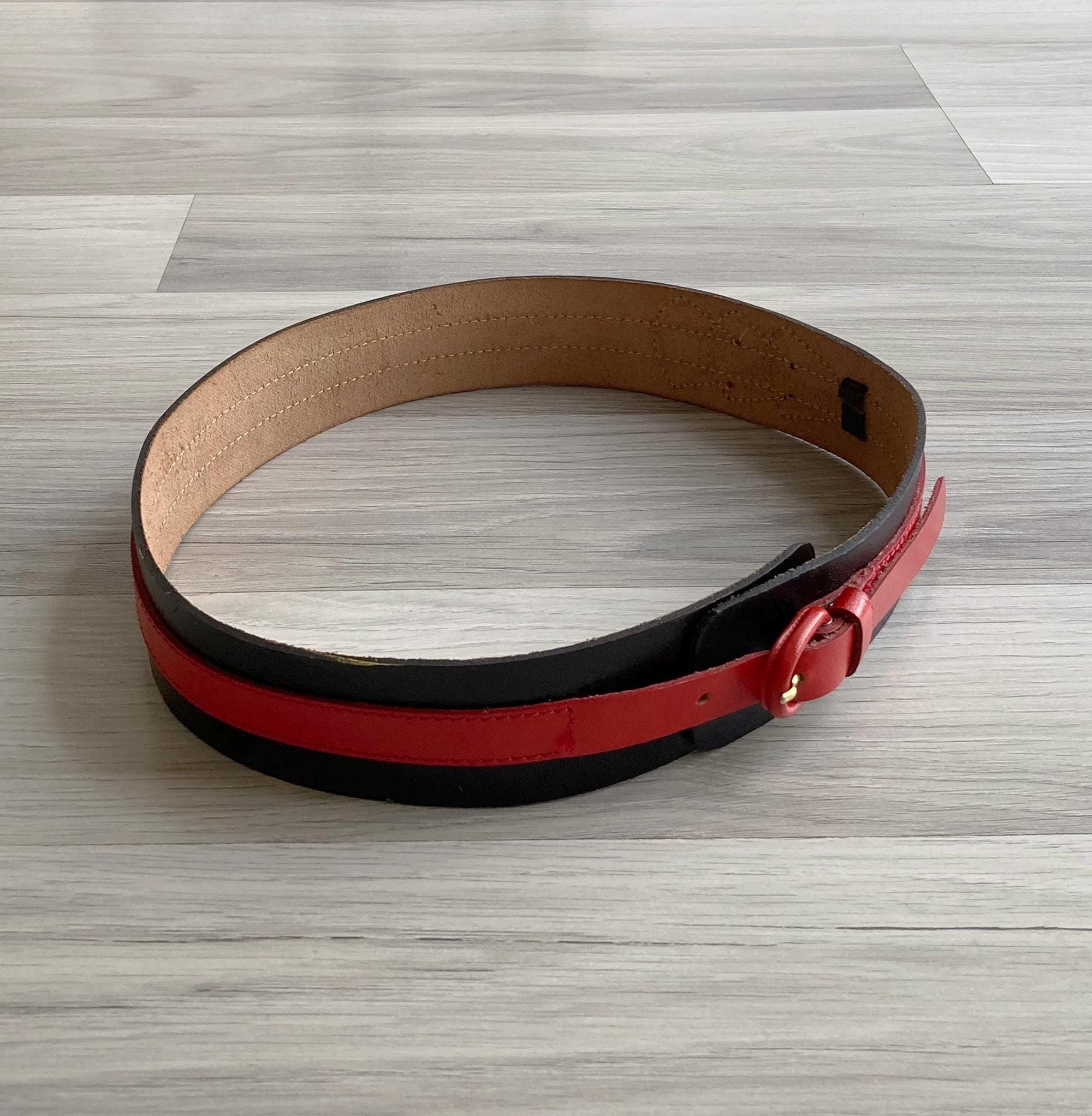 1980s Repoussage Leather Design in Black Red Cinching Belt Size Small Vintage 80s Waist Cincher, Retro Black & Red Arrow Leather  main image 3