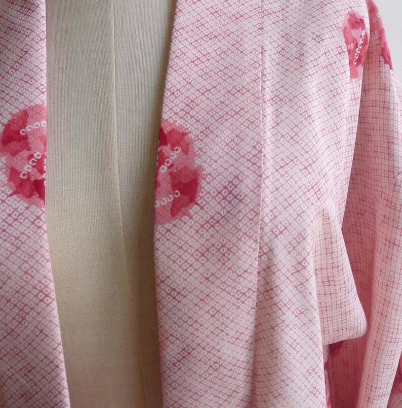 Vintage 50s Pink Shibori Silk Haori Kimono Robe XS S M, Tie Dye Print with Ruby Red Floral Petals, Lined Layering Jacket image 7