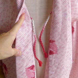 Vintage 50s Pink Shibori Silk Haori Kimono Robe XS S M, Tie Dye Print with Ruby Red Floral Petals, Lined Layering Jacket image 3
