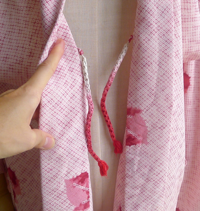Vintage 50s Pink Shibori Silk Haori Kimono Robe XS S M, Tie Dye Print with Ruby Red Floral Petals, Lined Layering Jacket image 3