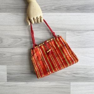 Bolso vintage de los años 50 de seda con estampado de bambú rojo y naranja y marco de madera, pequeño bolso rectangular con asas cortas, estilo asiático.