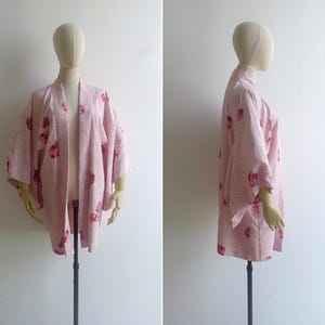 Vintage 50s Pink Shibori Silk Haori Kimono Robe XS S M, Tie Dye Print with Ruby Red Floral Petals, Lined Layering Jacket image 6