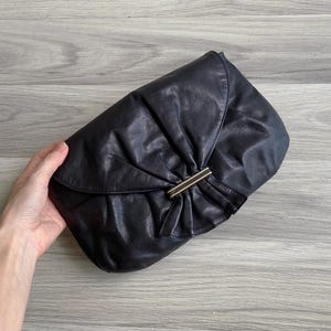 Vintage 1980er Jahre Kunstleder schwarze Clutch Geldbörse, geraffte Umschlagform mit goldener Metallklappe vorne