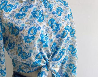 Vintage 70s Kitschy Blue Rose Floral Print Blouse Top XS-S, Retro Collared Shirt with Long Sleeves & Preppy Convertible Collar