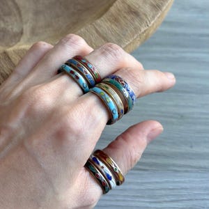 Vintage Cloisonné Floral Emaille Ringe, 70er Jahre Boho Oriental Bandring mit Blumen und Goldrand (verschiedene Größen)