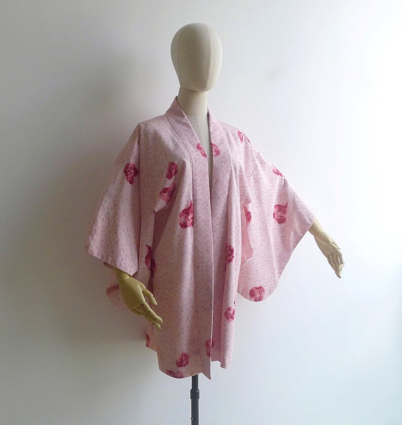 Vintage 50s Pink Shibori Silk Haori Kimono Robe XS S M, Tie Dye Print with Ruby Red Floral Petals, Lined Layering Jacket image 5