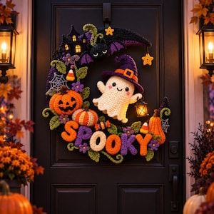 Puede incluir: Una corona de ganchillo en forma de media luna con un fantasma blanco con sombrero de bruja morado, una casa encantada negra, calabazas naranjas, dulces, telarañas y flores moradas. La palabra SPOOKY está escrita con letras grandes y coloridas.