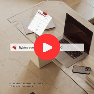 Peut inclure: Un planificateur hebdomadaire avec une pince rouge, un ordinateur portable et un étui pour smartphone sur une surface claire. Le planificateur est blanc avec un en-tête rouge et est conçu pour réduire la surcharge. Le texte "lighten you -5" est également présent.