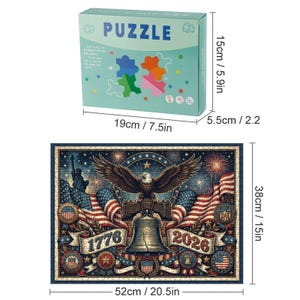 K&ouml;nnte beinhalten: Ein patriotisches Puzzle mit einem amerikanischen Adler, Flaggen und der Freiheitsglocke. Das fertige Puzzle ist 52 cm breit und 38 cm hoch. Die Puzzlebox ist 19 cm breit und 15 cm hoch. Auf der Box steht "PUZZLE".