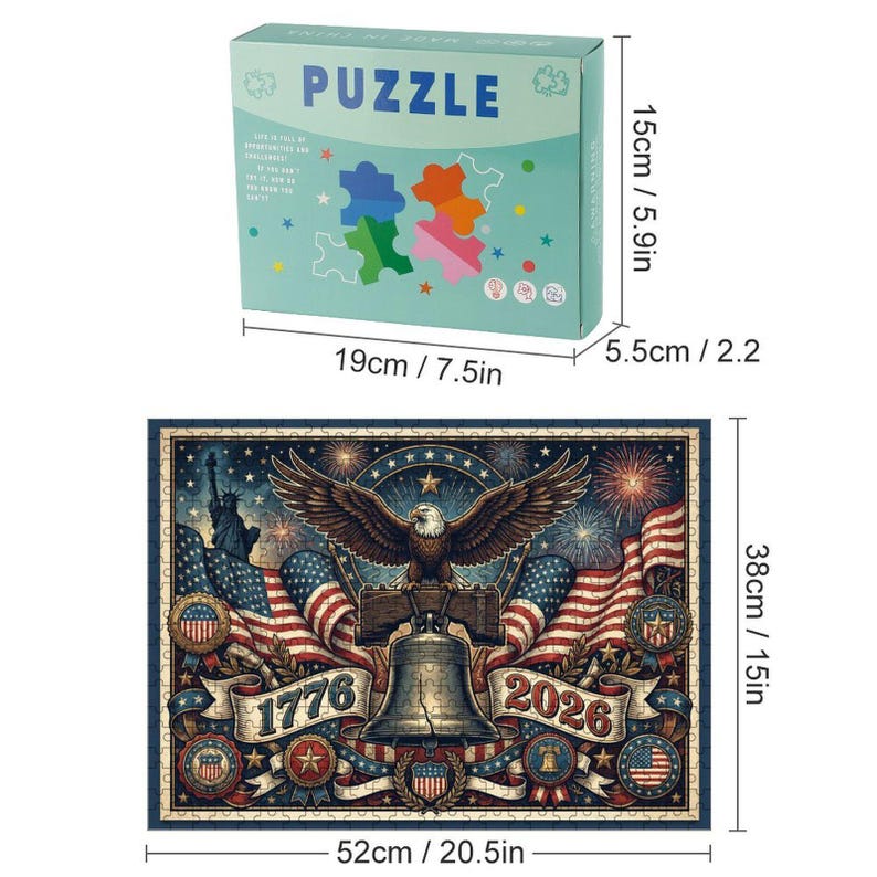 K&ouml;nnte beinhalten: Ein patriotisches Puzzle mit einem amerikanischen Adler, Flaggen und der Freiheitsglocke. Das fertige Puzzle ist 52 cm breit und 38 cm hoch. Die Puzzlebox ist 19 cm breit und 15 cm hoch. Auf der Box steht "PUZZLE".
