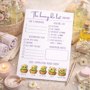 Può includere: Un blocco note bianco con il testo "The honey do list for her" e un elenco di attività. Il blocco note presenta illustrazioni di cactus e frasi come "That's it?" e "Love you honey". Una penna dorata è appoggiata di lato.