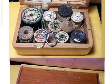 1940 VINTAGE Nähstarterbox aus Zedernholz, 10 Garnrollen aus Holz, 100 Jahre. Alte Nadelpackung, kleine Maniküre-Schere, alte Knöpfe. OOAK