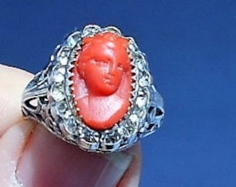 VENDITA Delicato anello con cammeo in vero corallo rosso scolpito con cammeo con faccia in avanti con capelli raccolti, viticci, abito. Anello con strass in filigrana sterling misura 4 1/2