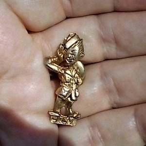 REA VintageBoy Slipsnål med saluterande soldat. JLV Slipsnål, Militärnål. ENDAST 14.90