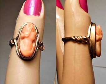 VENDITA Antique 10KT Coral Cameo Gold RING Vintage Genuine Salmon Coral Intagliati a mano High Relief Size 3 Twisted Scroll 10K Filigree Cameo Ring.
