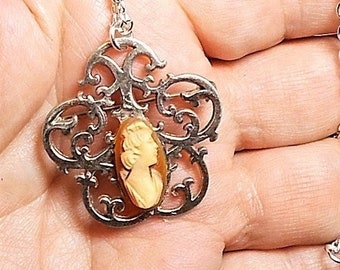 Clip pour robe camée véritable coquillage avec Pompadour, fioritures vintage en argent sterling en filigrane avec nouveau collier plaqué argent OOAK 69,90 unique en son genre