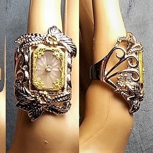 VENTA 1920 Vidrio de alcanfor en ajuste de filigrana de latón en anillo grueso plateado grande floral abierto ornamentado pesado Uno de un tipo OOAK Tamaño 8