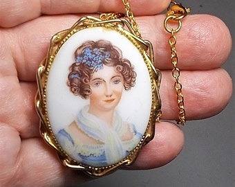 Camée en porcelaine en robe bleue et écharpe, style victorien, décalcomanie sur broche/collier en porcelaine. Seulement 29,90