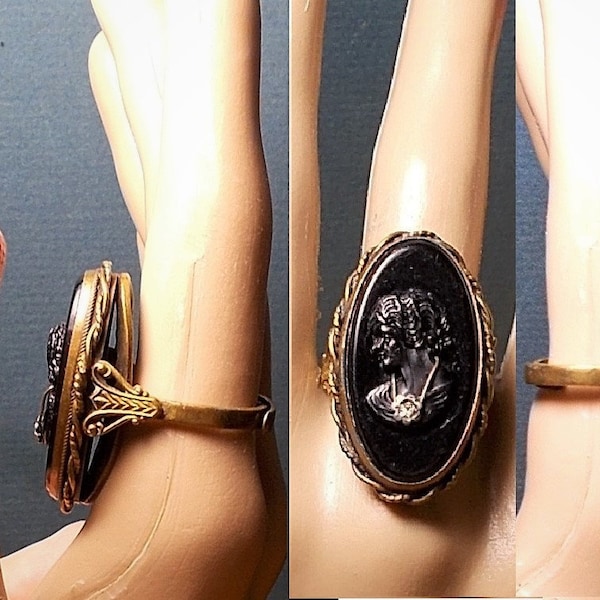 Großer SCHWARZER KAMEE RING Vintage 1930er Jahre Schwarze Habille Kamee auf verziertem Uncas Messing Verstellbarer Ring, Goth, Art Deco, Exquisite Celluloid Cameo