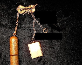 Antike CHATELAINE Messing Bogen BROSCHE, mit geätztem Medaillon & geätztem Nadelfaden-Etui.  Alle für145,90 oder Einzeln.  OOAk Einzelstück!