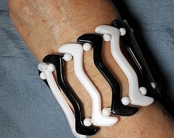 SALE HUGE 1950s Bold Black & White Stretch Bracelet Cuff Large 2 1/2" Wide Zig Zag Cuff Highly Detailed Early Plastic Celluloid, Excellent