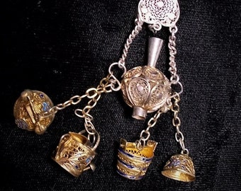 SALE PUPPE Chatelaine für den Fleißigen Winzer. Silber Vinaigrette Urne mit Herz Dangles von 1940 Unmarkiert Sterling Portugal Emaille Filigr