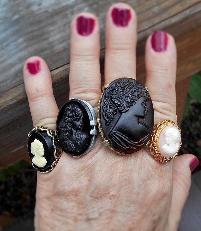 Lady's 14kt Yellow Gold Black & White Cameo Ring Sz 8.25