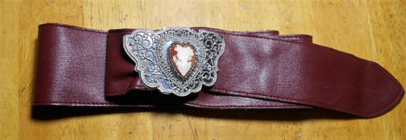 SALE Heart Cameo Belt Burgundy Faux Leather Vintage Silver  display picture 3