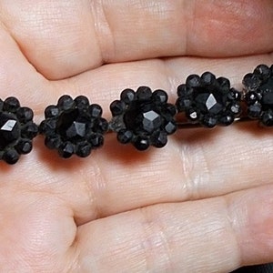 セール ビクトリア朝 1900 年代 喪服のバー ブローチ 5 つの黒いジェット ビーズの花 水平真鍮ブローチ 120 年以上前に手作り 喪服のブローチ