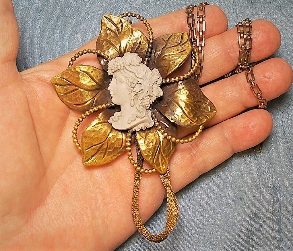Broche ancienne pâte de verre Vintage couleur ambrée en bon état