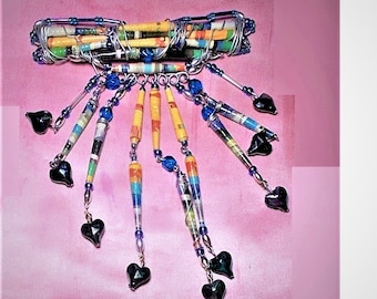 Handgefertigte afrikanische Chatelaine 8 konische baumelnde Vintage-Kunst-Glas-Acryl-Perle, Shellacked Recycled Wrapped w / Neon-Herz-Brosche-Halskette
