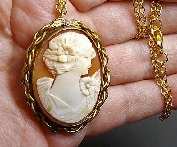 ANTIQUE GOLD FILLED Cameo Hand Carved Shell Beaut… - image 1