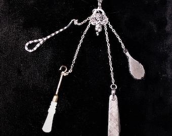 Piccolo antico sterling cherubino alato Chatelaine strumenti placcati in argento, 2 piccoli ganci per guanti, specchio a mano senza vetro, S S Coltello da tasca monogrammato