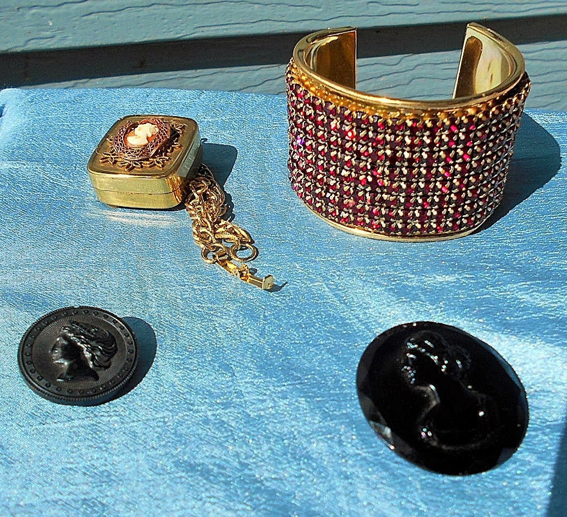 SALE Queen Elizabeth Button Vintage Bakelite Queen Etsy