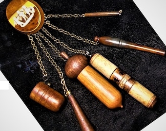 VERKOOP Handgedraaid hout naaien Chatelaine hangende eikelnaalddoos, antieke etui, vingerhoed, antieke bomenapplicator, mini-stuurprogramma voor houten handvat