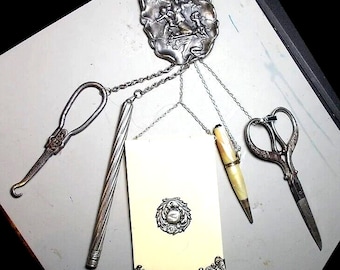 Ferramenta vitoriana Chatelaine Antigo Sterling Grande 1920 Mãe e Querubins Broche, Bloco de Notas, Lápis Mecânico, Tesoura, Gancho de Sapato, Suporte