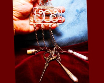 LANGE SEWING 32,5 cm 1908 G & S Co. Ltd, Sterling Chatelaine Gürtelclip, verzierte Schere, Fingerhut, Nadeldose, Stiletto, 100+ Jahre alt. Unikat