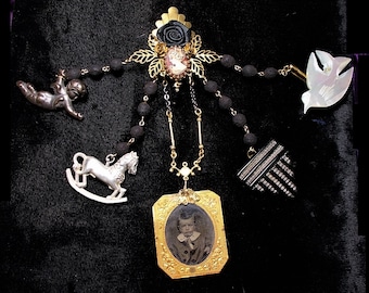 VENTA Antiguo CHATELAINE Niño de luto, Tintipo enmarcado Pinchbeck, Broche de cameo de rosa negra, Querubín, Caballo mecedor de niño de ley, MOP