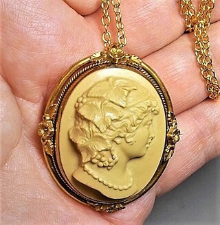Orecchini Cameo KRAMIKE In Oro Placcato Con Resina Rossa E Bianca: Gioiello Vintage Vittoriano A Clips