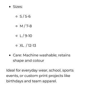 Pu&ograve; includere: Un elenco di taglie che include S/5-6, M/7-8, L/9-10 e XL/12-13. Il testo specifica anche le istruzioni per la cura, indicando che l'articolo &egrave; lavabile in lavatrice e mantiene forma e colore, seguito da un elenco di potenziali utilizzi come uso quotidiano, scuola, sport e progetti di stampa personalizzati.