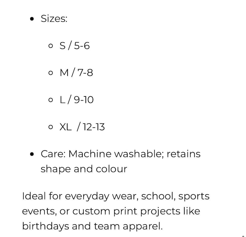 Pu&ograve; includere: Un elenco di taglie che include S/5-6, M/7-8, L/9-10 e XL/12-13. Il testo specifica anche le istruzioni per la cura, indicando che l'articolo &egrave; lavabile in lavatrice e mantiene forma e colore, seguito da un elenco di potenziali utilizzi come uso quotidiano, scuola, sport e progetti di stampa personalizzati.