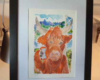Vaca escocesa de las Tierras Altas bebiendo. Pintura en acuarela original y peculiar / Obra de arte original hecha a mano, tamaño A5.