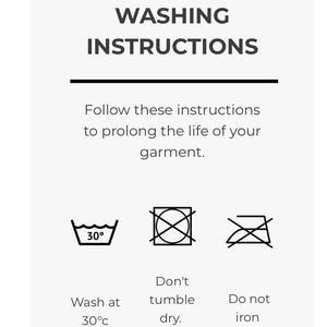 Pu&ograve; includere: Una scheda rettangolare bianca con il testo WASHING INSTRUCTIONS seguito da Follow these instructions to prolong the life of your garment. Include tre icone nere: una bacinella di lavaggio con 30 gradi, un cerchio barrato e un ferro da stiro barrato.